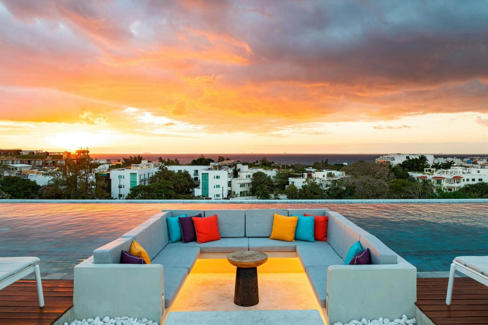 Готель Aloft Плайя-дель-Кармен Екстер'єр фото Sunset at the rooftop pool
