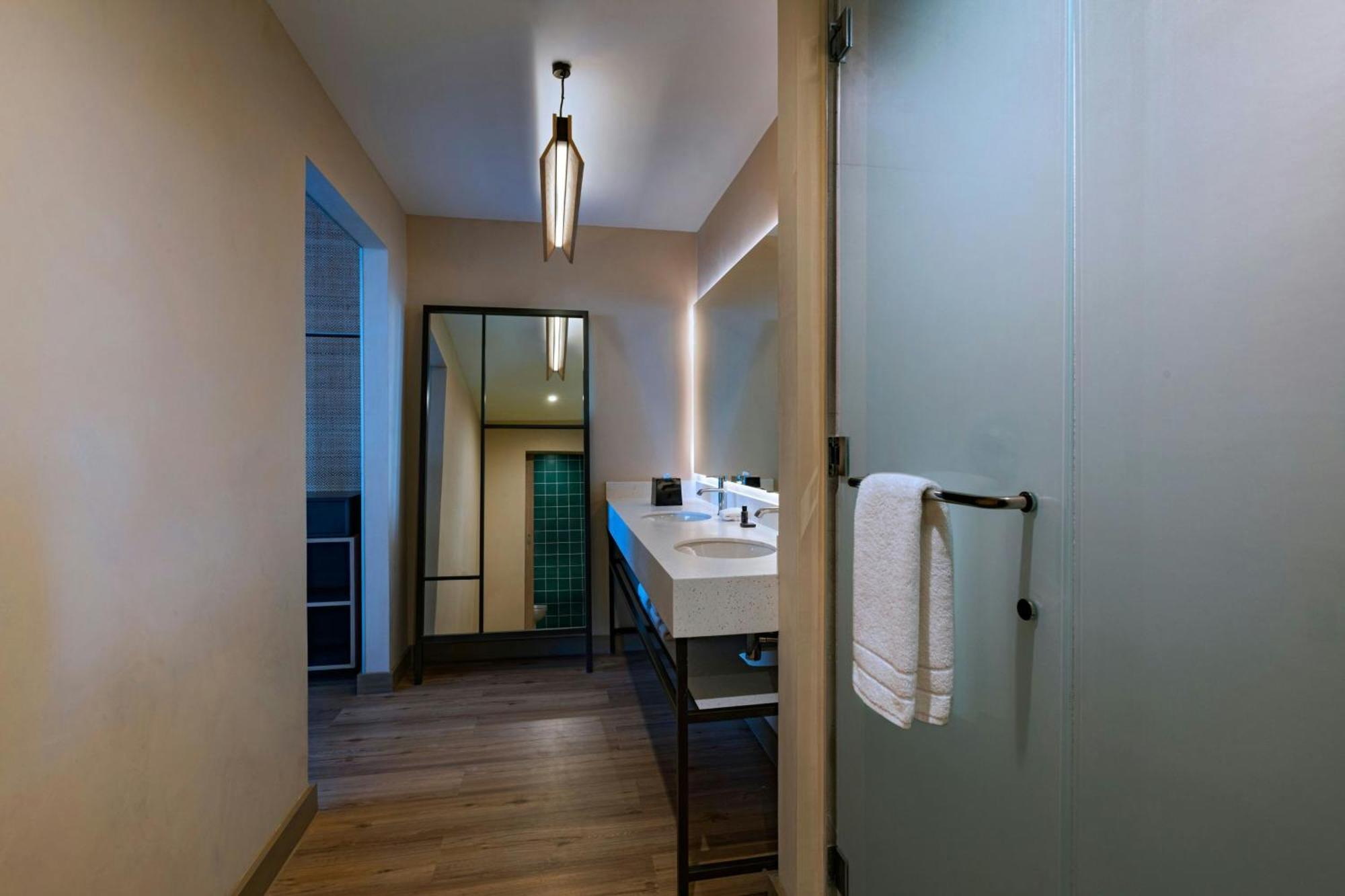 Готель Aloft Плайя-дель-Кармен Екстер'єр фото Bathroom