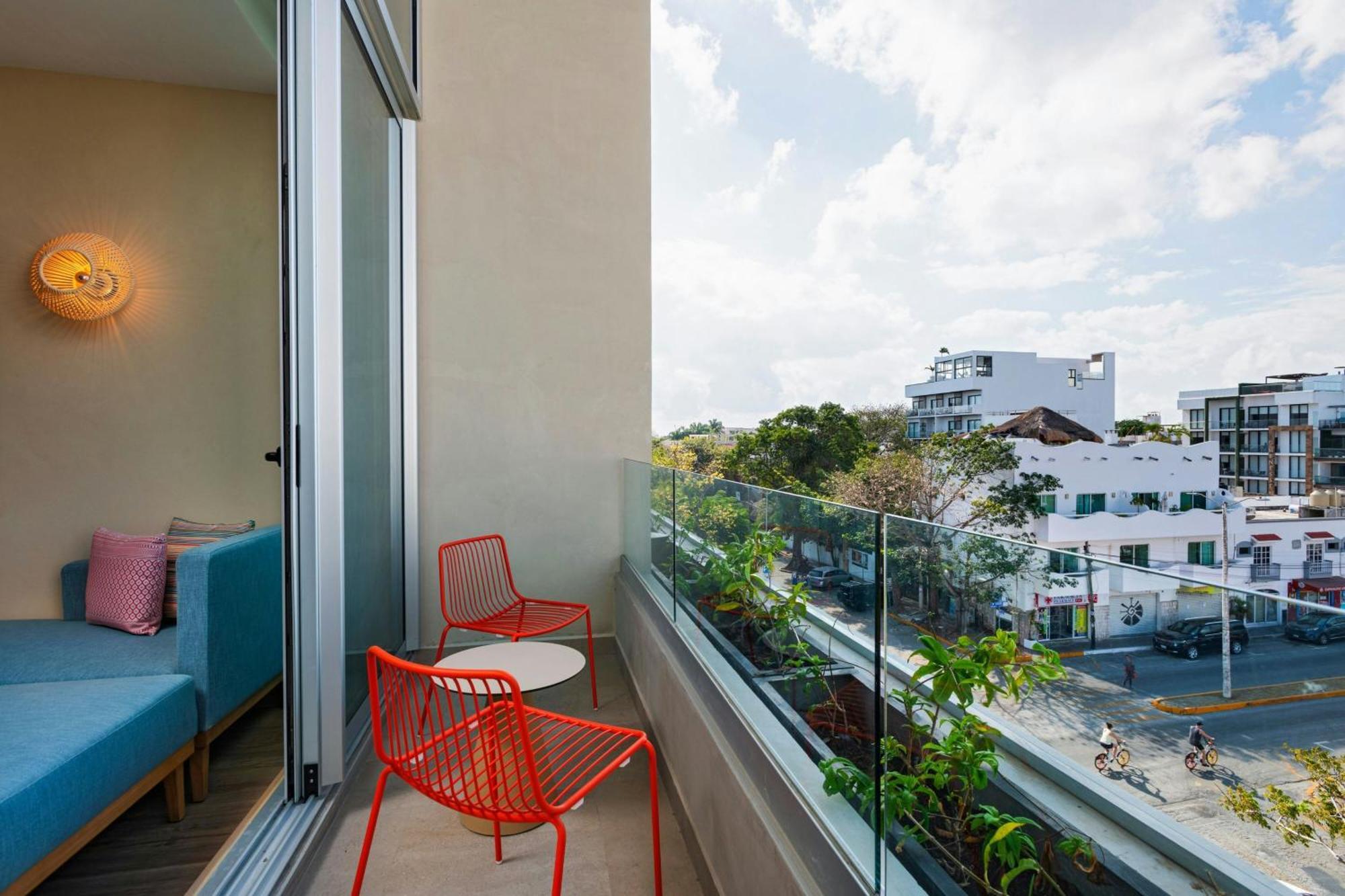 Готель Aloft Плайя-дель-Кармен Екстер'єр фото Balcony of a hotel room